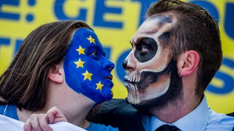 Miembros del colectivo Stop Glyphosate! protestan vestidos de Europa y la muerte durante una manifestacin celebrada ante la sede de la Unin Europea en Bruselas (Blgica) para protestar contra la UE y Monsanto el da que la UE se pronuncia sobre si ampla la licencia al glifosato 