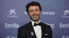 El director Rodrigo Sorogoyen posa en la alfombra roja de los premios que coronaros «As bestas».