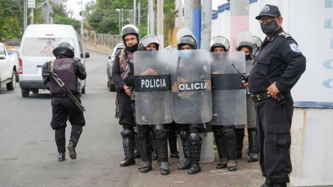 Agentes de la Policía Nacional, en el exterior de la sede de la Fiscalía General de Nicaragua