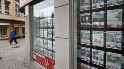 Anuncios de venta de pisos en una inmobiliaria de Ferrol, en foto de archivo