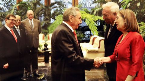 Ral Castro saluda al exministro de Exteriores Jos Manuel Garca-Margallo y a la exminstra de Fomento Ana Pastor, durante una reunin celebrada en mayo del 2016 en La Habana, cuando el anterior Gobierno de Rajoy estaba en funciones