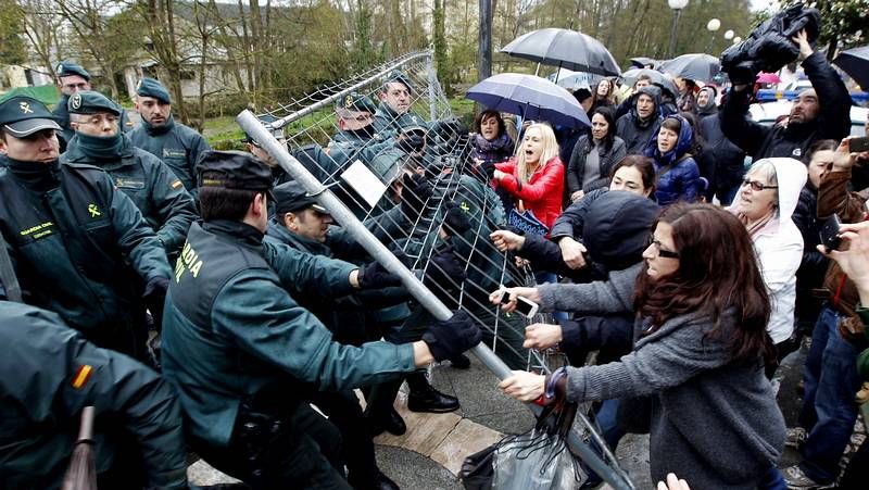 Desalojo de vecinos por impedir la tala de �rboles.Los miembros de la Plataforma Sarriana polo R�o se ataron a los pilates de la pasarela ante un nutrido grupo de curiosos