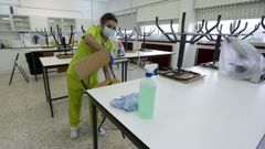 Labores de limpieza y desinfección por el covid-19 en el IES Ánxel Casal para el regreso a las aulas