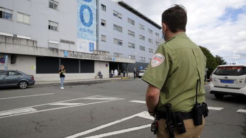 El servicio de seguridad del área sanitaria de A Coruña cuenta con 69 profesionales distribuidos entre todos sus centros. En la imagen, uno de los vigilantes ante el Hospital Universitario A Coruña (Chuac) 