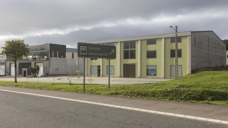 Roban tubos de acero inoxidable por valor de casi 12.000 euros en dos naves del polígono de Ponteceso