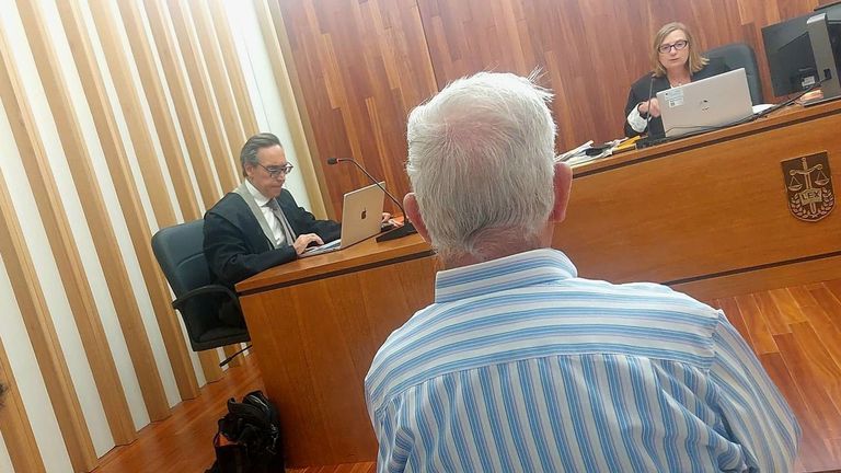 Condenan a un octogenario a pagar 2.160 euros por hacer tocamientos a un joven en una calle de Vigo