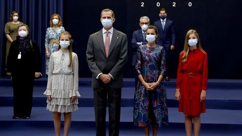 Los reyes Felipe VI y Letizia y su hijas la princesa Leonor (i, delante) y la infanta Sofa (d) posan en una foto de grupo con los ganadores de los premios Princesa de Asturias, durante una audiencia celebrada en el Hotel Reconquista de Oviedo