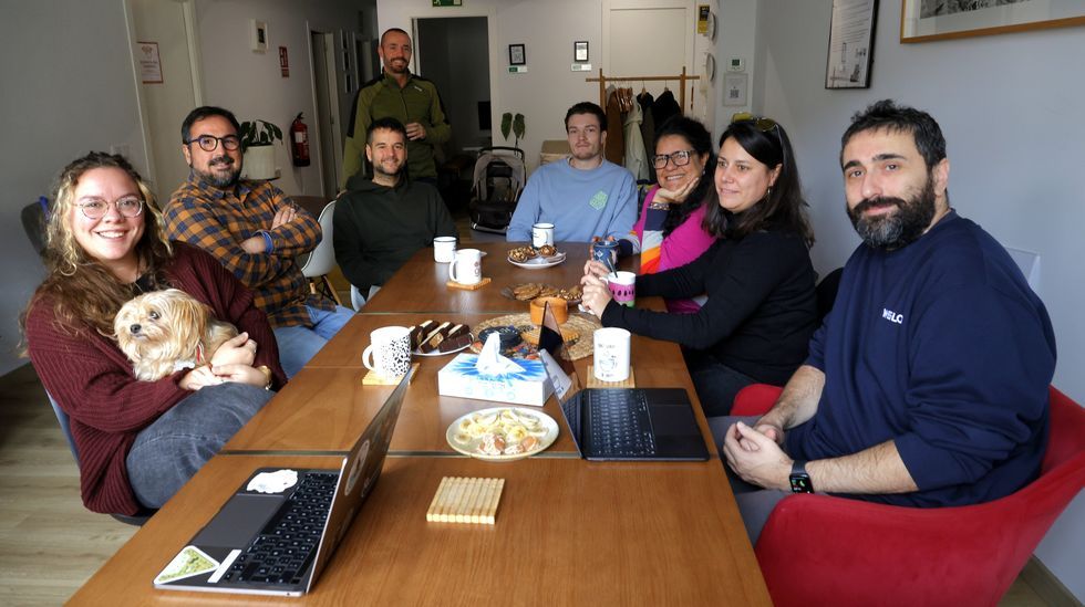 Trabajadores que comparten oficina en el �coworking� Arroelo, en Pontevedra, donde muchos ejercen de n�madas digitales.