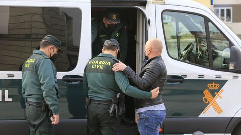 José Manuel Leal, padre de Desirée, esperando al furgón en el que viene su expareja, Ana Sandamil.