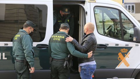 Jos Manuel Leal, padre de Desire, esperando al furgn en el que viene su expareja, Ana Sandamil. 