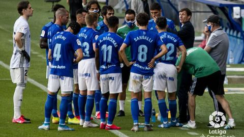 Los jugadores del Oviedo escuchan a Ziganda en una pausa de hidratacin