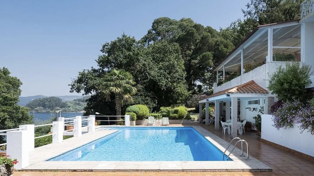La propiedad de Redondela que pondr&aacute; en el mercado disfruta de piscina y un embarcadero propio.