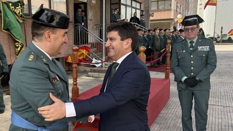 El coronel Pedreira recibe la felicitacin del delegado del Gobierno en presencia del general jefe de la Guardia Civil de Galicia, Miguel ngel Gonzlez Arias.