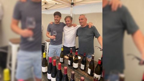 De izquierda a derecha, David Silva con Pedro Rodríguez (Adega Guímaro) y Rodrigo Méndez (Forjas del Salnés)