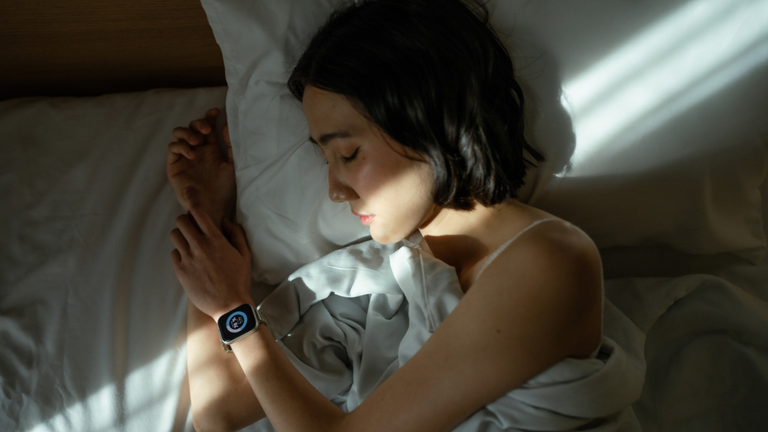 ¿Se puede confiar en los relojes que miden el sueño? «La precisión de sus métricas es muy poco fiable»