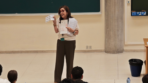 Alumnado en los minutos previos al inicio del examen de la PAU 2026 en un aula de la sede del Campus de El Cristo