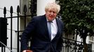 El ex primer ministro británico Boris Johnson sale de su casa en Londres.