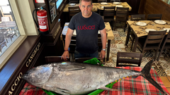 El responsable de la Sidrer�a El Bosque, Diego Javita, junto con el at�n de m�s de 100 kilos