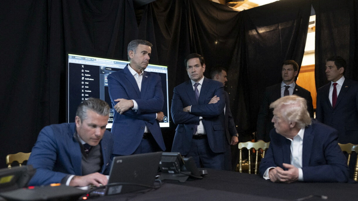 Una fotograf�a publicada por el presidente de Estados Unidos, Donald Trump, en su cuenta de Truth Social lo muestra sentado junto al secretario de Defensa, Pete Hegseth, el director de la CIA, John Ratcliffe, y el secretario de Estado, Marco Rubio, mientras observan la operaci�n militar estadounidense en Venezuela.