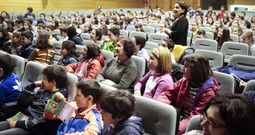 La compaa Os Quinquillns present en el auditorio de Semana Verde su versin de la obra Espantallo amigo de Neira Vilas para escolares del municipio de Silleda. 