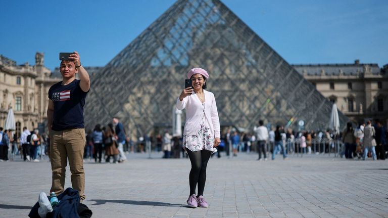 Nuevas imágenes del robo del Louvre desvelan la impotencia de los vigilantes