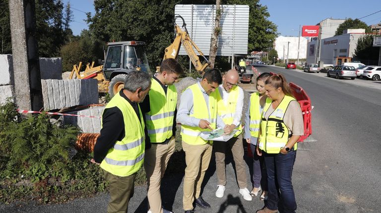 El subdelegado de la Xunta, Gabriel Alén, se reunió con los técnicos en la zona en la que se ejecuta la obra