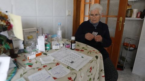 Digna Pazos prepara su medicacin: toma cada da 7 pastillas