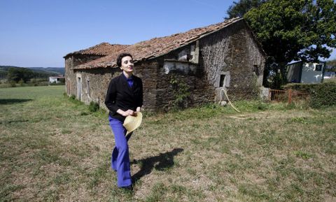 La artista Luz Casal junto a una de las propiedades de su familia en la primera edicin. 