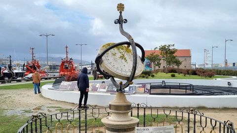 Reloj solar ecuatorial situado en el muelle de trasatlánticos, cerca de la dársena que da al Berbés