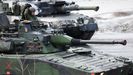 Tanques suecos y finlandeses durante un ejercicio militar con la OTAN en Evenes (Noruega)