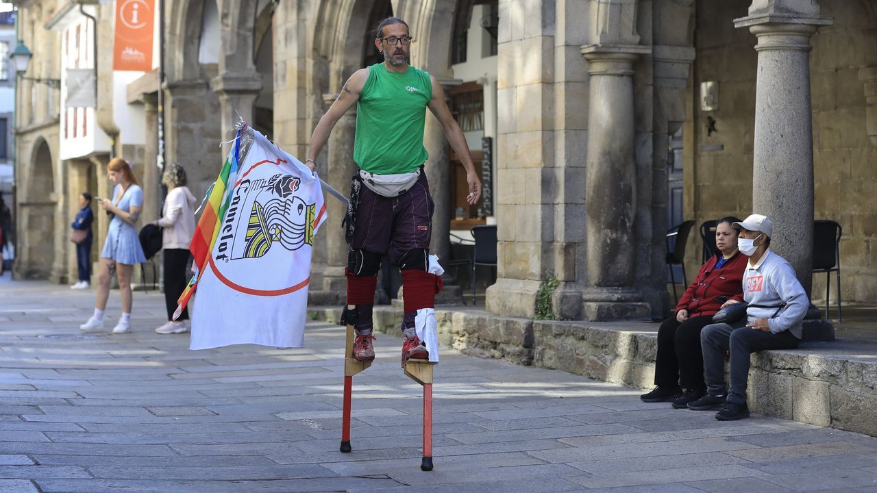 Jema Sil este viernes en la plaza del Obradoiro, tras completar el Camino Ingls en silla de ruedas.