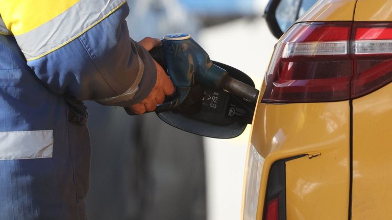 La gasolina cierra el 2025 un 4 % más barata, en un escenario de tensiones geoestratégicas