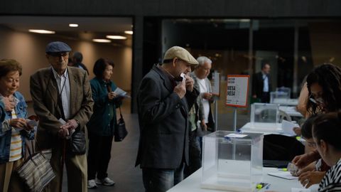 Colas de electores en el colegio situado en la Casa del Agua, A Coruña.