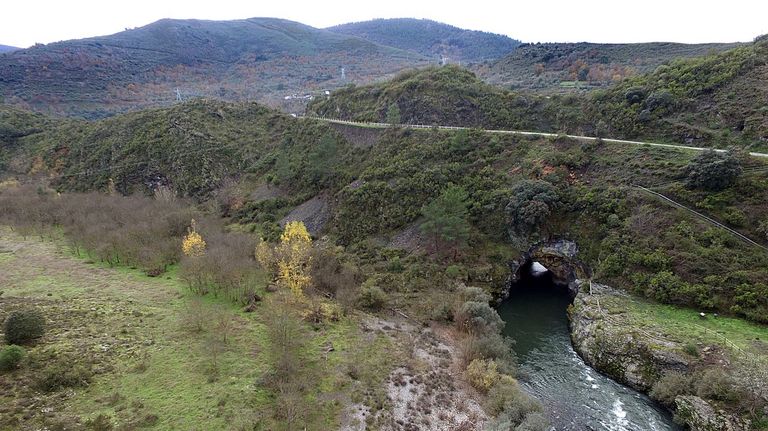 Una foto aérea del túnel minero romano tomada con dron durante la realización del estudio