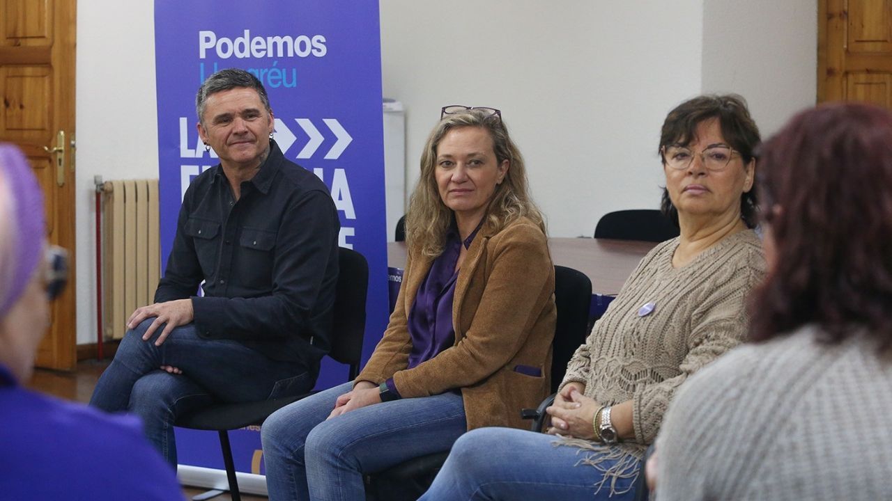 La delegada del Gobierno contra la Violencia de Género, Victoria Rosell, y Rafael Palacios, mantienen un encuentro en la Casa de la Buelga (Ciañu) con varios colectivos de mujeres.