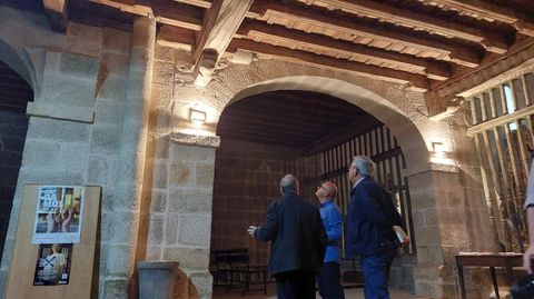 Acisclo Manzano esculpe dos ménsulas en el monasterio de Xunqueira de Espadanedo