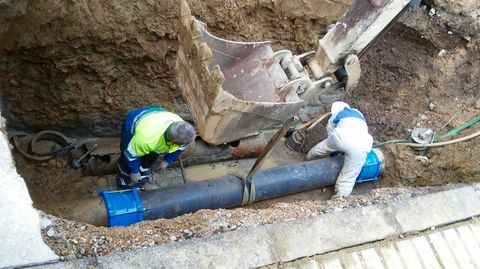 Personal de Aqualia sustituye un tramo de tubería tras una rotura en la calle Sarria
