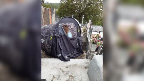 Esta era la tienda de campaa en la que dorma la peregrina alemana. Estaba sobre un nicho, en el cementerio de San Lzaro