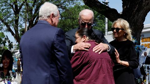 Joe Biden abraza a la directora de la escuela de Uvalde (Texas), durante su visita al lugar
