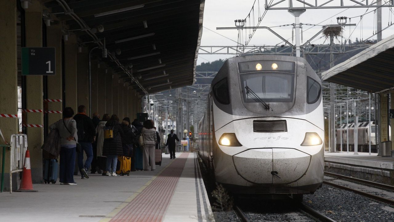 Un Alvia de Lugo a Madrid llegando a la estaci�n de Monforte