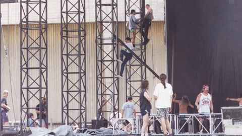 Montaje del escenario para el Concierto de los Mil Años, en 1993, el último encuentro musical que se celebró en el estadio de Riazor