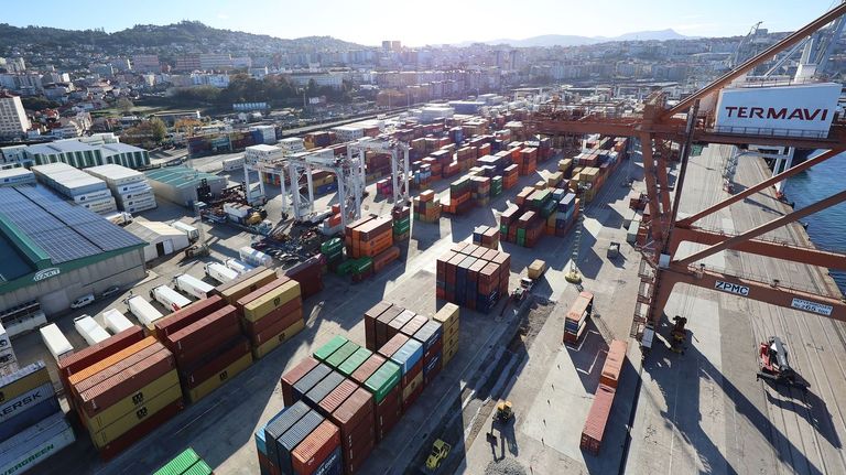 El Puerto de Vigo busca espacio para achatarrar las viejas grúas y acabar con sus atascos