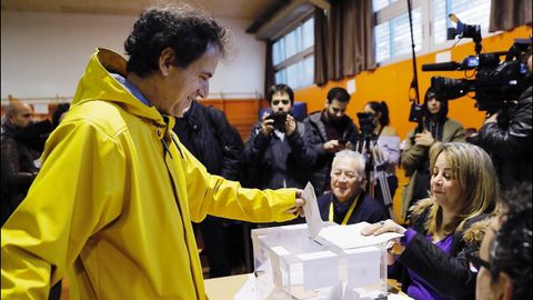 Un hombre vota vestido de amarillo, color elegido en solidaridad con Jordi Snchez y Jordi Cuixart. 
