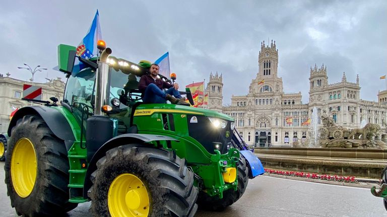 El agricultor que se hizo viral por el claxon de su tractor: «O único que sacamos en limpo de ir a Madrid foi sentir o apoio da xente»