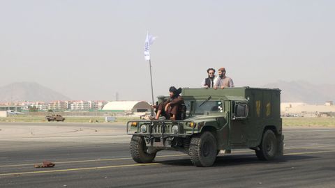 Las fuerzas talibanes patrullan en una pista de aterrizaje un día después de la retirada de las tropas estadounidenses de Kabul