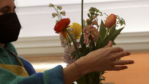 Ramos con flores de temporada. 