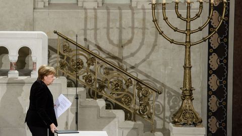 La canciller alemana, Angela Merkel, abandona el podio tras dar un discurso mientras participa en un acto conmemorativo en la sinagoga Rykestrasse de Berlín 