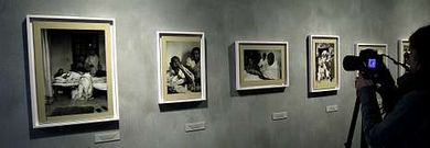 Vista de la secuencia de fotografas con las que Cartier-Bresson document los ltimos das de Gandhi y su muerte.