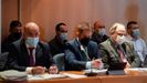 Adrián Fernandez (c), abogado de la defensa; Fernando Barutell, abogado de la esposa de uno de los sicarios del caso, y Luis Mendiguren (d), abogado de Luis y Jesús Muguruza, ante los acusados durante la vista oral ante jurado popular por el asesinato del concejal de IU en Llanes Javier Ardines