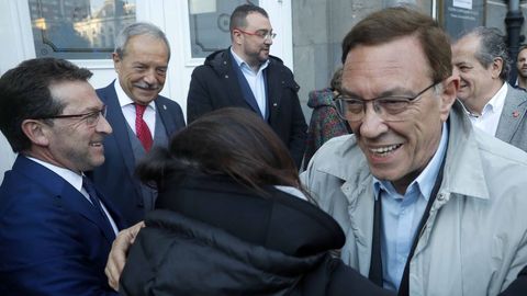 El alcalde de Oviedo Wenceslao López (2i), el candidato socialista a la presidencia del Principado, Adrián Barbón (3i), el consejero de Educación del Principado, Genaro Alonso (i) y el candidato de Ciudadanos a la presidencia del Principado, Juan Vázquez (d), a la entrada del teatro Campoamor de Oviedo que acogió este viernes el acto de celebración del Día de les Lletres Asturianes